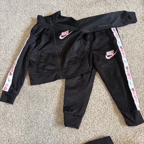 Nike Track Suit Sweater & Pants  Black Pink 2T Toddler Girls Hearts - Picture 2 of 9